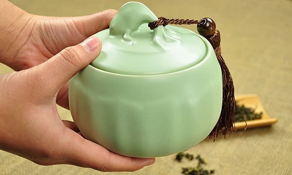 A Porcelain Tea Storage Container