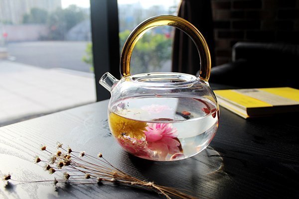 See the herbal tea blooming in the glass teapot