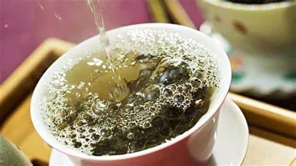 What caused the tea foam?