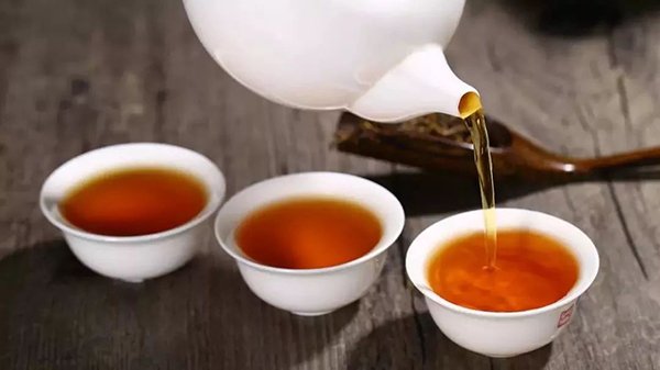 Having a cup of dark tea in summer to cool down your body