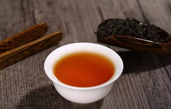 High-quality black tea color shows both red and bright
