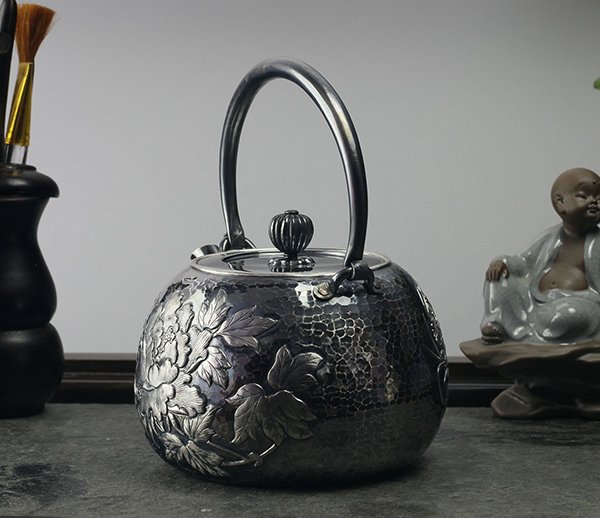 Some people deliberately blacken the silver teapot to achieve the desired artistic effect
