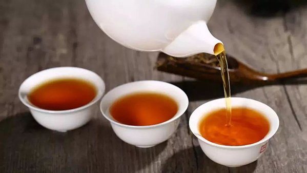 cropped Having a cup of dark tea in summer to cool down your body