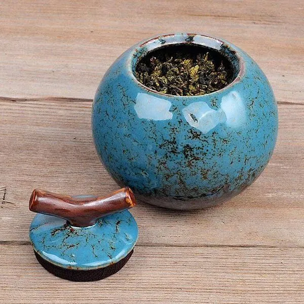 The porcelain tea storage container has a Chinese style