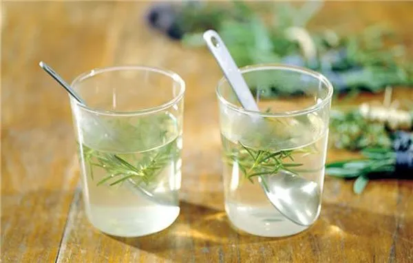 A cup of rosemary tea can fresh up your brain