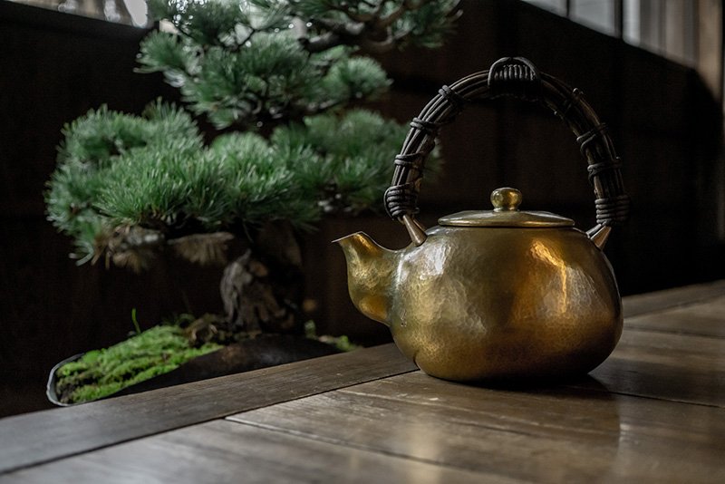 Japanese Gyokusendo hammered copper teapot - photo from gyokusendo.com