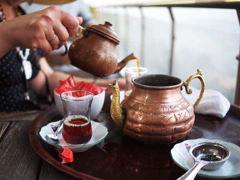 The copper teapot has a fresh feeling different from the porcelain one