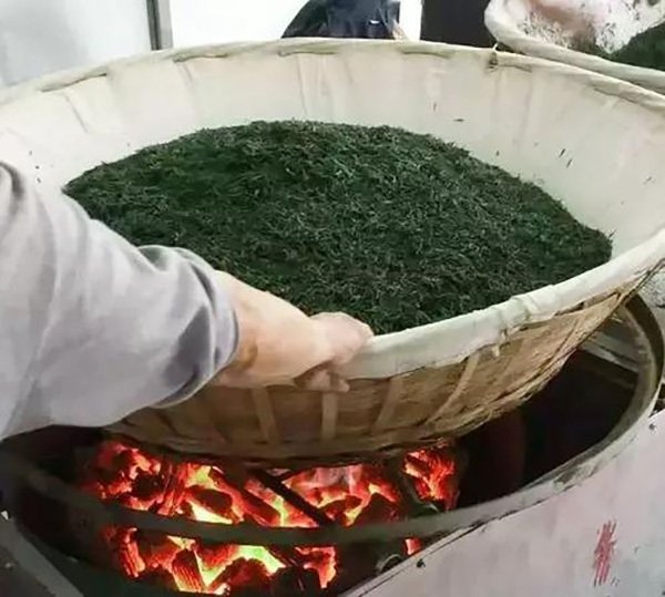 Drying the tea leaves in a baking way