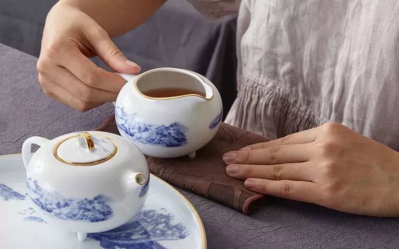 Dry the bottom of the fair cup before serving tea to your guest