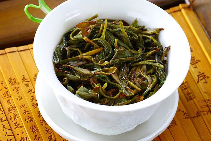 The high-grade Phoenix Dan Cong tea leaves are green leaf with a red edge