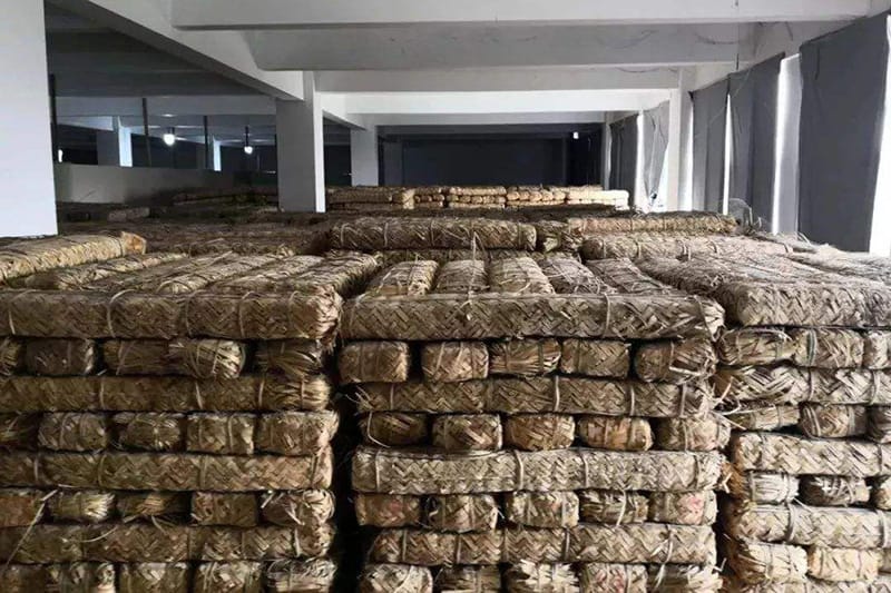 Place the strips of Tibetan tea in a warehouse