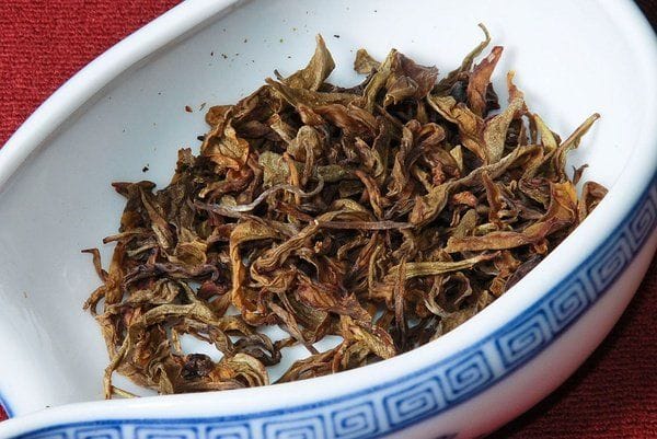 Bai Jiguan dried leaves color is much lighter than other rock teas