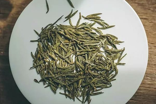 Meng Ding Huang Ya is made from tender buds and looks flat