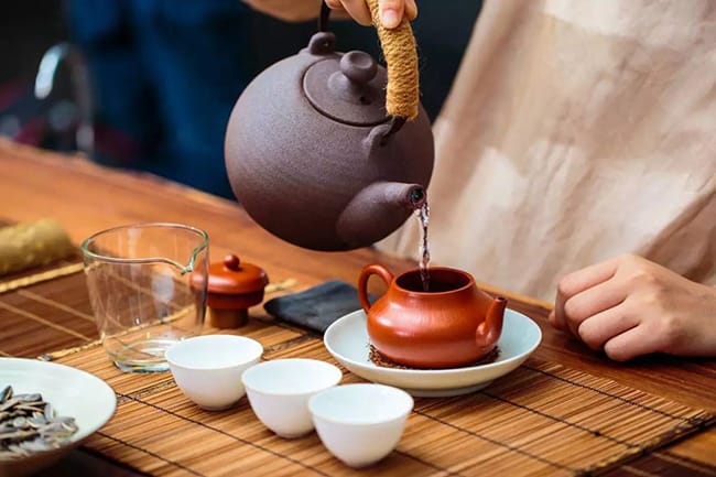 Rinse the tea may have a little relationship with the traditional etiquette