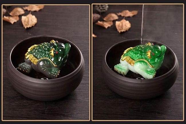 The resin tea pet will change its color by the hot water showering